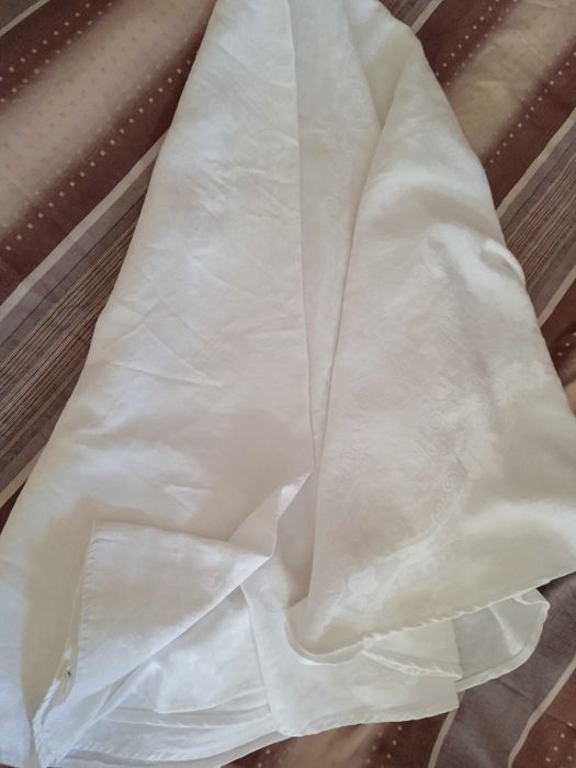 Ленена покривка за кръгла маса