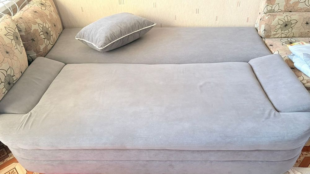 Диван с подушками