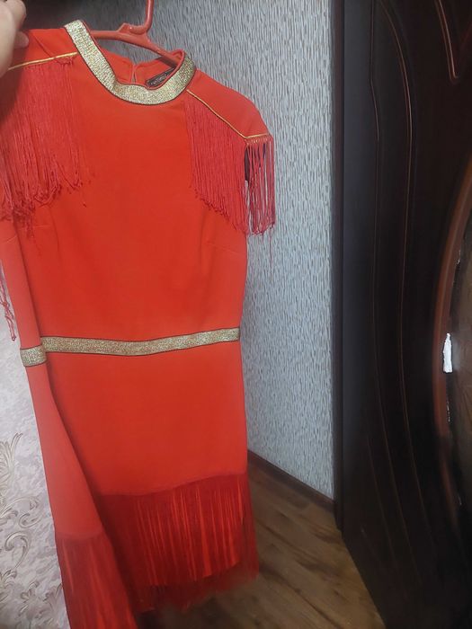 Продаётся платье красного цвета