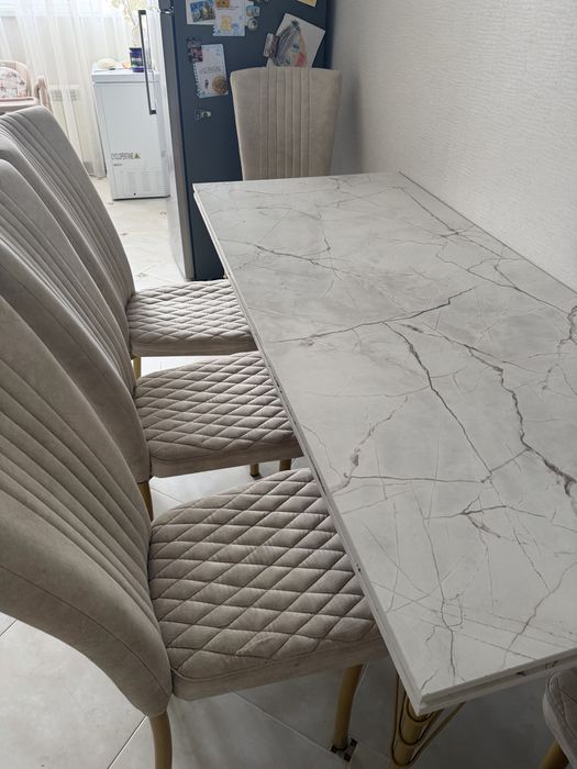 Продам кухонный стол со стульями