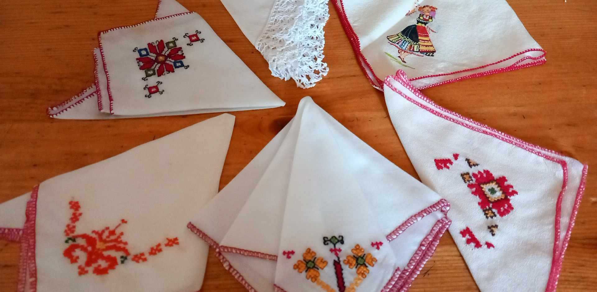 Кърпички с българска бродерия и с плетена дантела