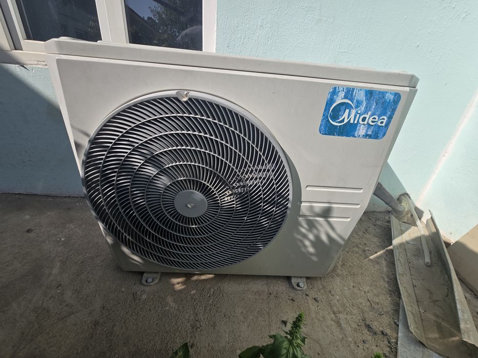 Кондиционер колонный Midea 24 Inverter