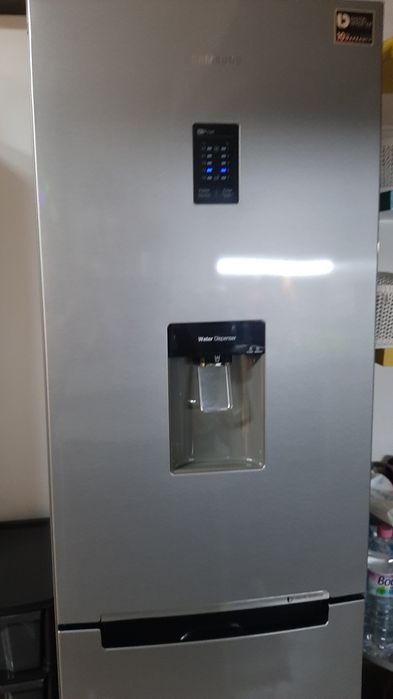 Продавам хладилник Самсунг