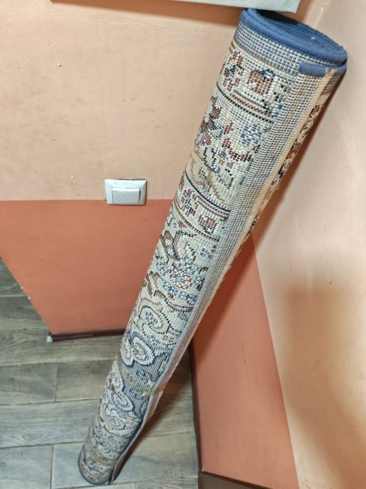 Кілем оралған күйде, шағын бөлмеге немесе кіре беріске әдемі жарасады.