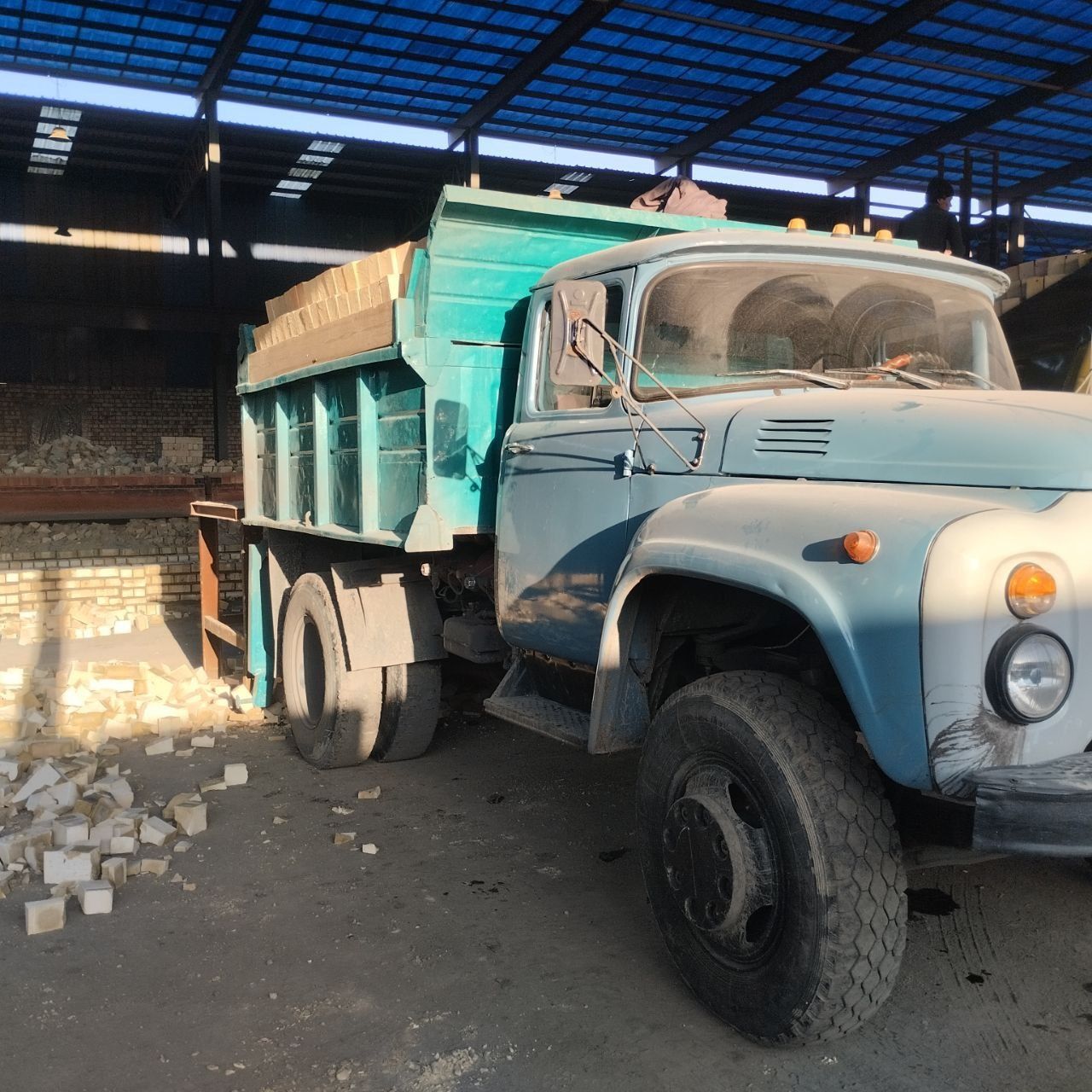 Zil samasval srochna sotiladi narhi 7600$ kelishamiz manzil ohangaron