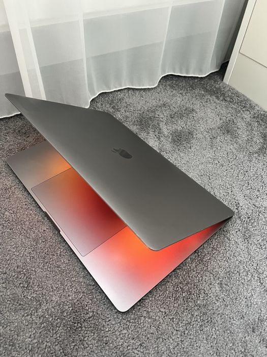 Macbook Pro 15 touchbar, i7, 16 RAM, 1 TB