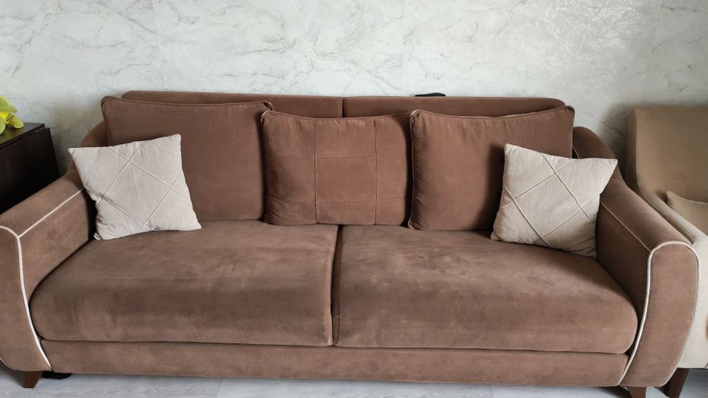 Диван в хорошем состоянии, вместе с креслом.