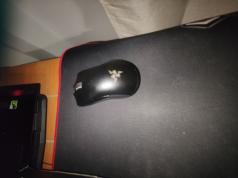 Vând tastatura și mouse razer