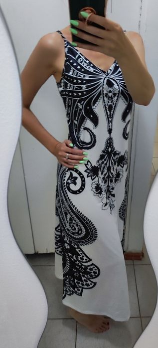 o rochie lungă de damă, cu un imprimeu alb-negru,