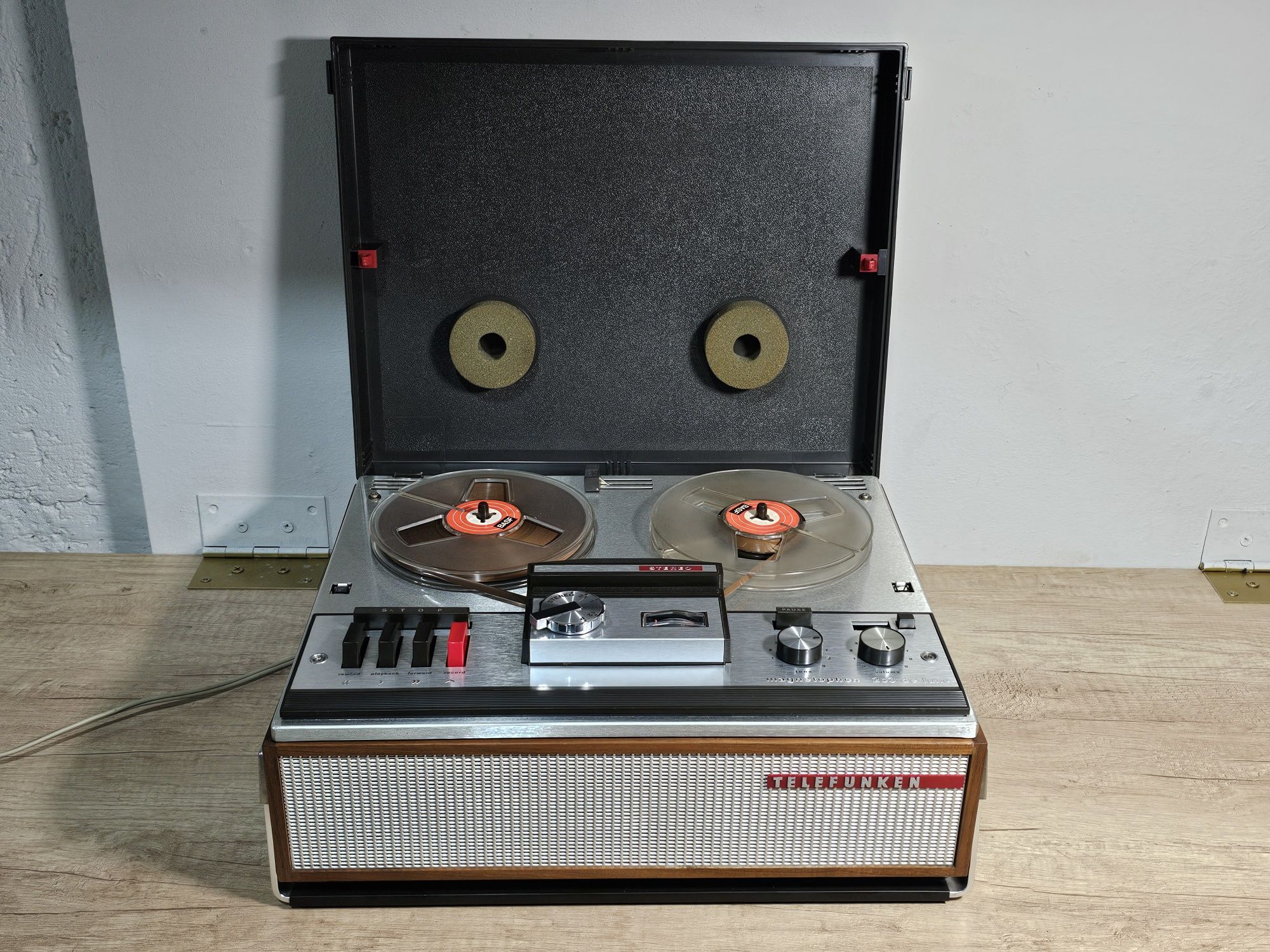 magnetofon TELEFUNKEN 203 de luxe, vintage stereo cu amplificare boxe
