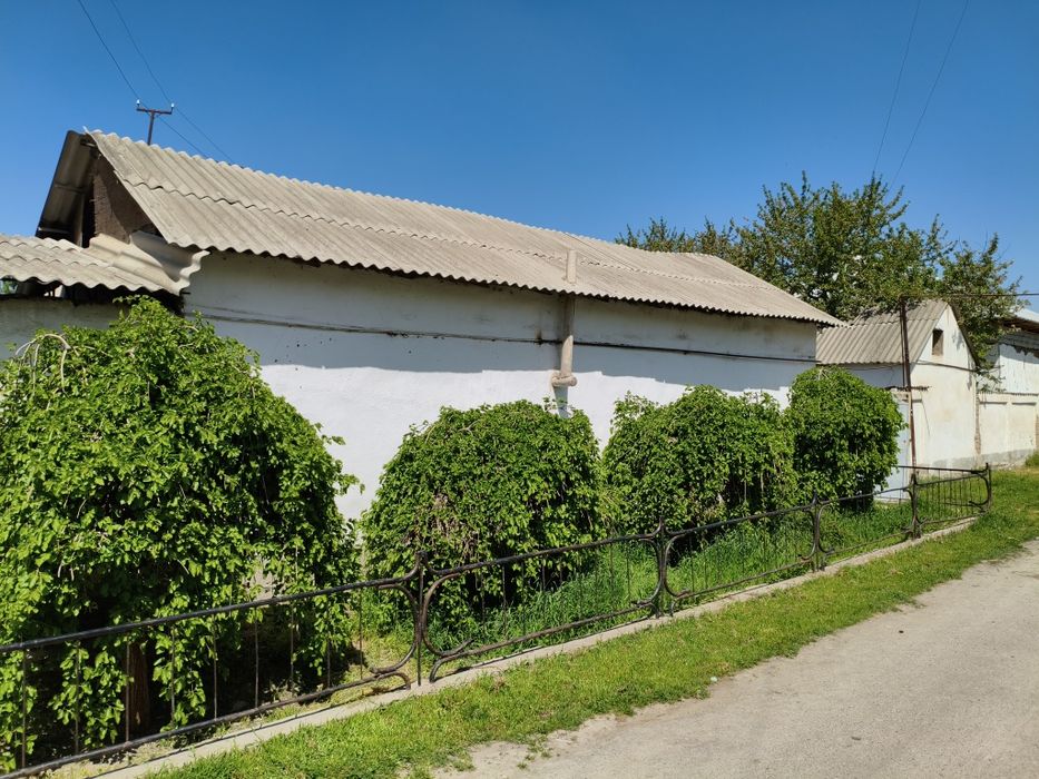 Turar joy 11sotok 2 xona uy gaz svet xujjat bor