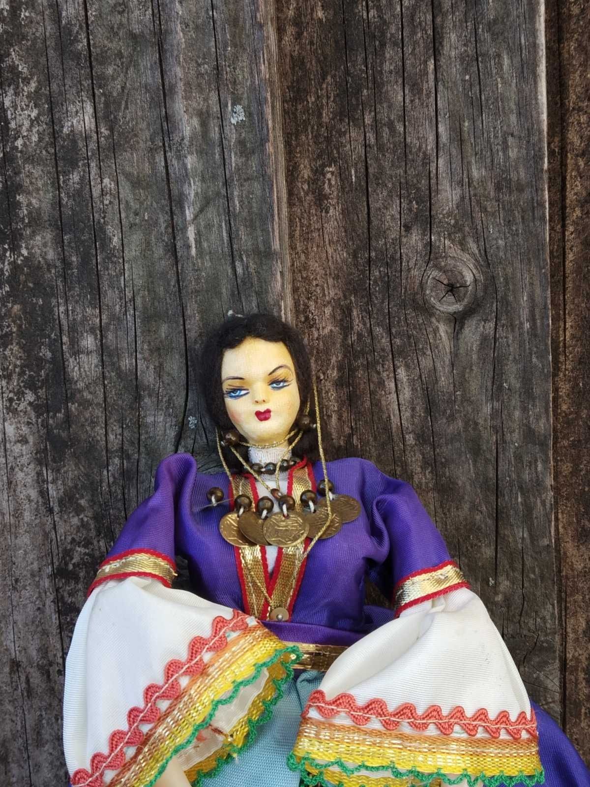Красива стара кукла в чужда народна носия