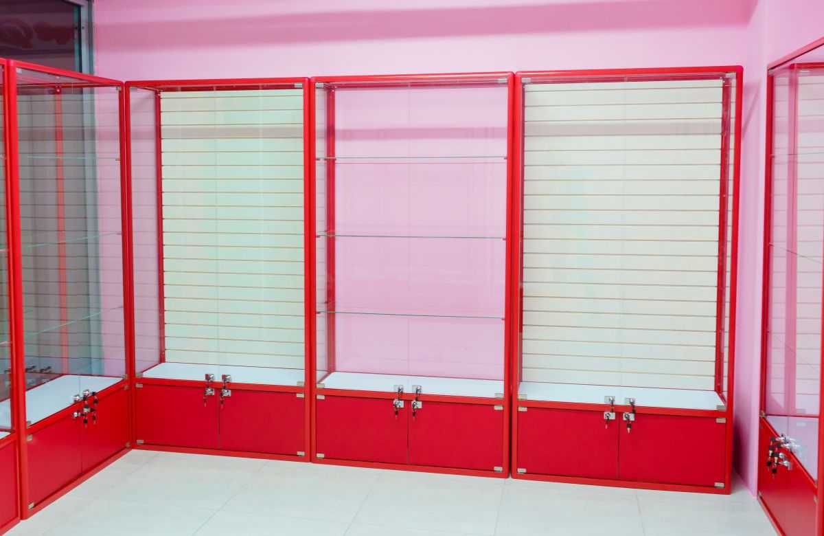Металлические витрины и профильные витрины для торговых центров