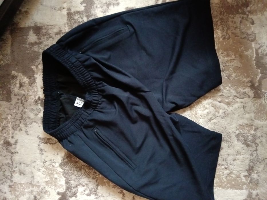 Vând pantalon scurt nou