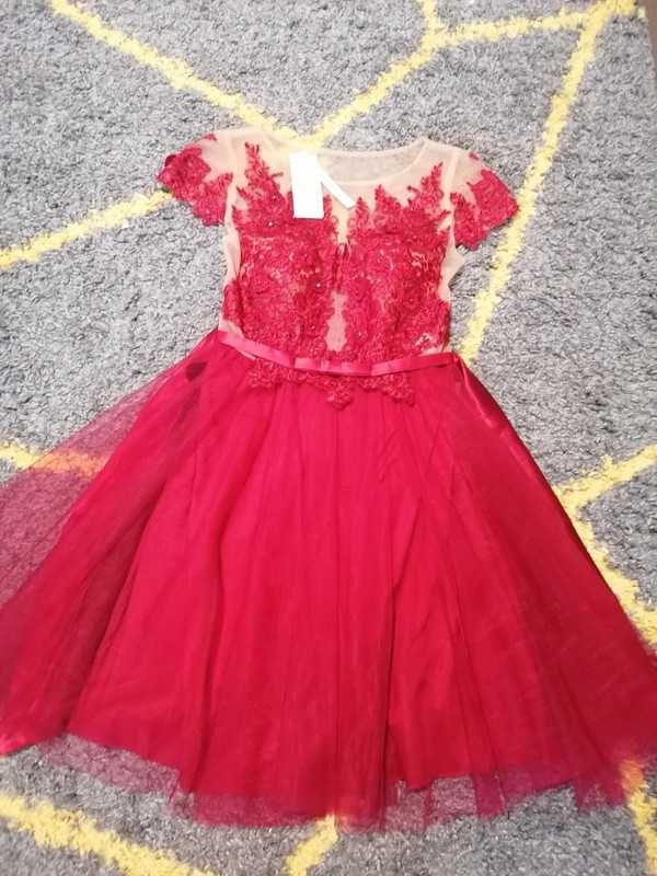 Rochie rosie de dantela cu tul