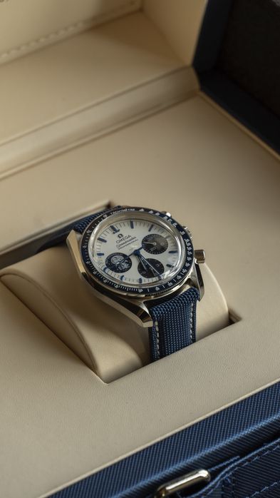 Наручные часы Omega Speedmaster “Silver Snoopy Award” 50th Anniversary