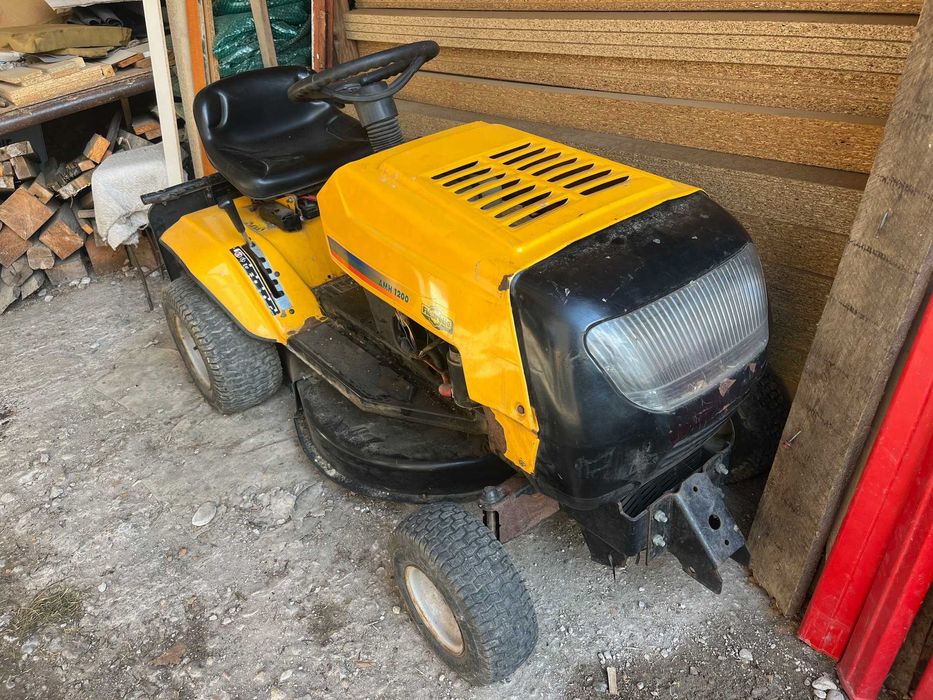 tractor tuns iarba gazon