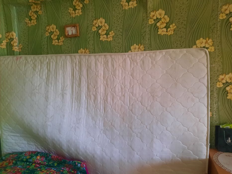 Продам матрац на 2-х спальную кровать.Недорого.о
