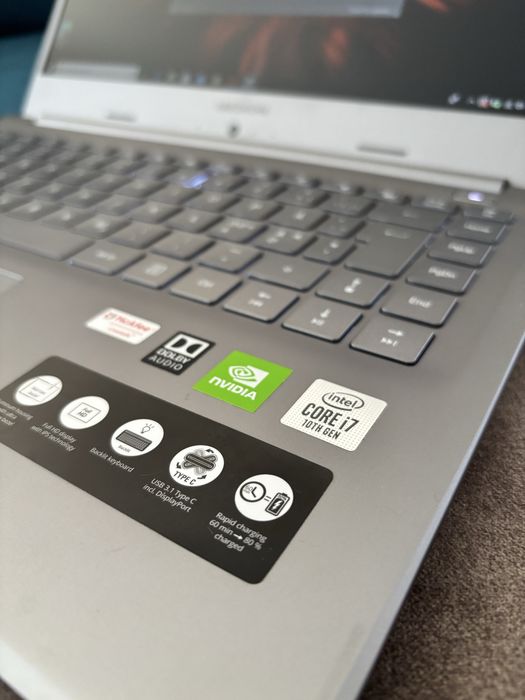 Laptop Gaming• i7-10th gen• 16gb ram DDR4• Nvidia• taste luminate