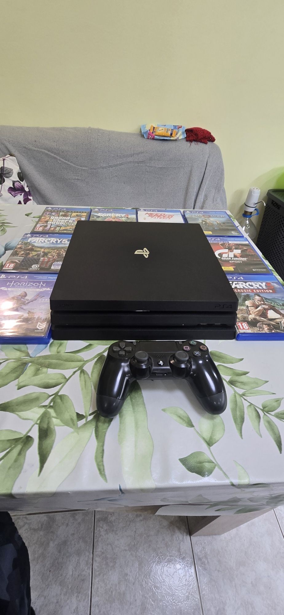 Продавам Sony PlayStation 4 в отлично състояние,  в комплект с 8 игри.