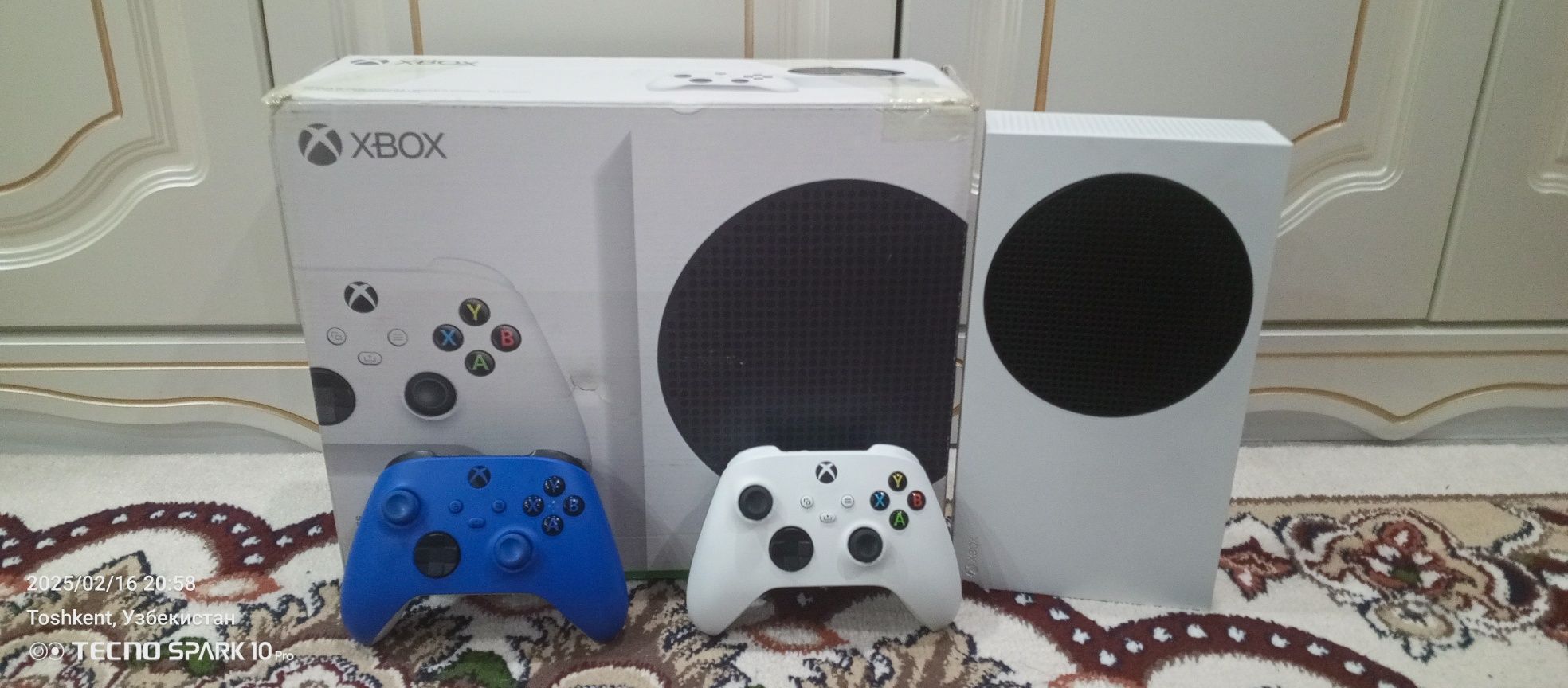 Продам Xbox series S 512 Гб 2 джойстик и акумлатор идеально состояние