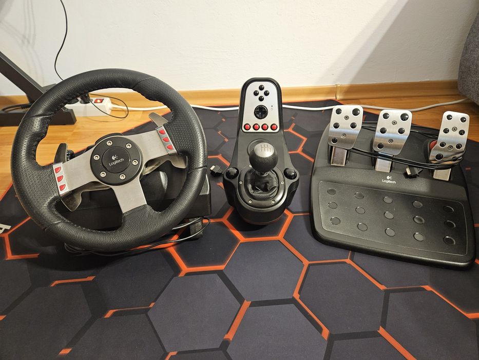 Vând kit volan logitech g27