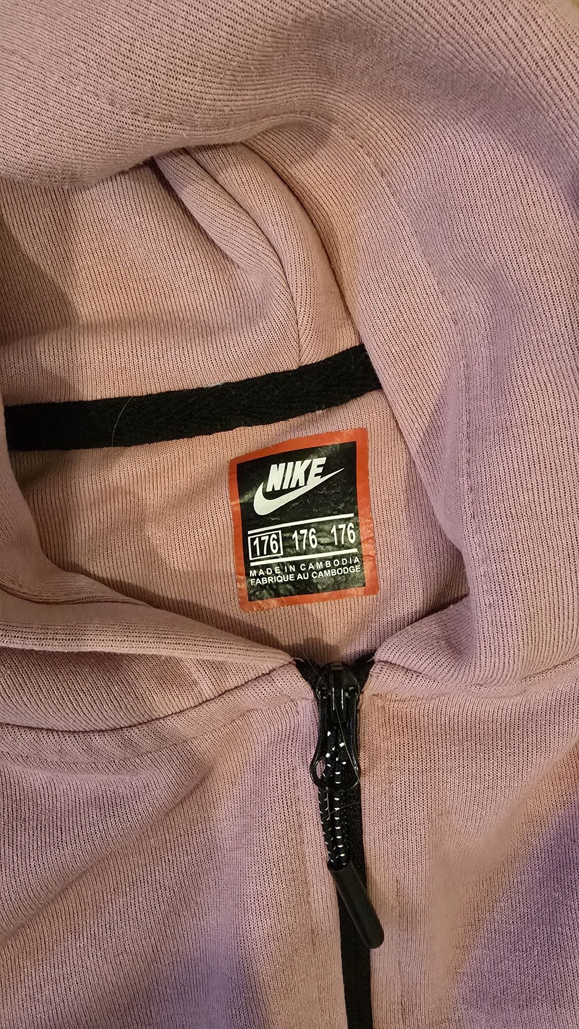 Комплект nike размер 176см, но е умален и по-скоро отговаря на 158см