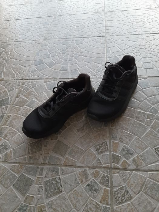Adidasi brand Adidas