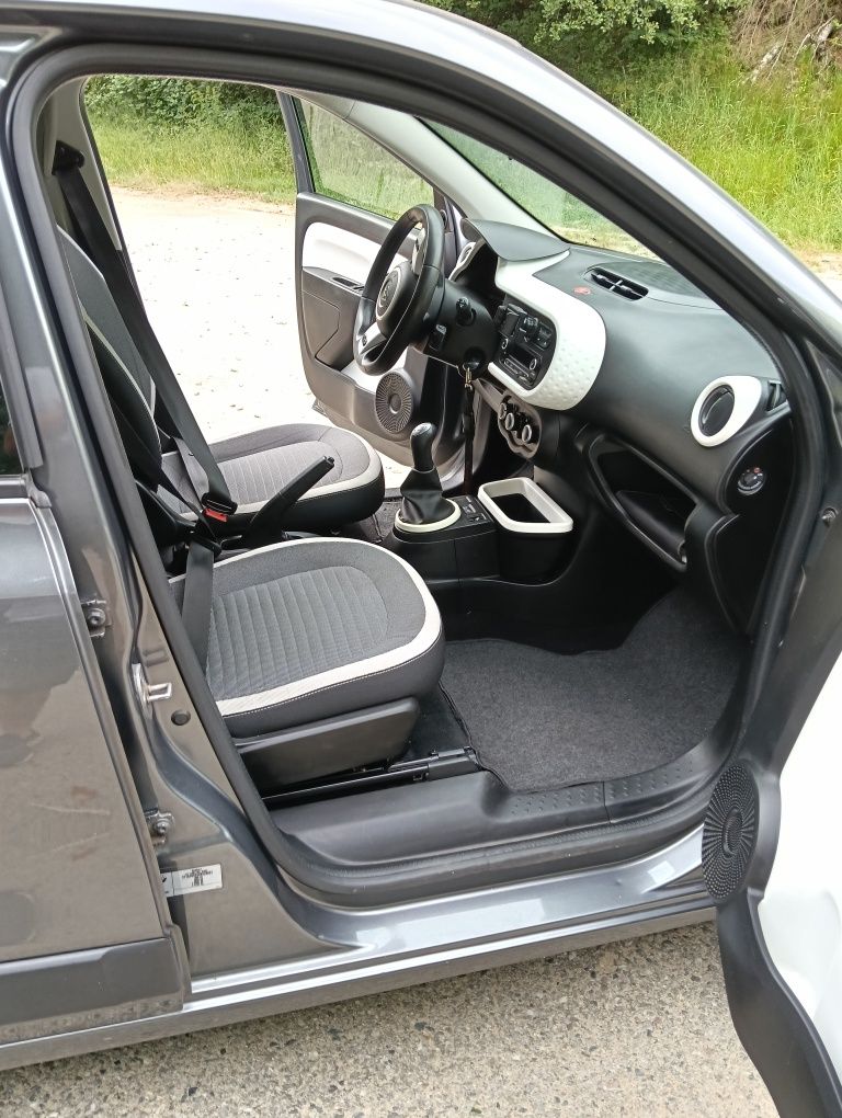 Vând Renault Twingo 2018 recent adus 1.0 benzina.