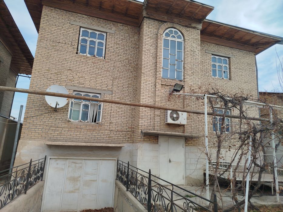 Гулистон-2.   7 соток. 8 комнат+ цокольный этаж 4 комнаты