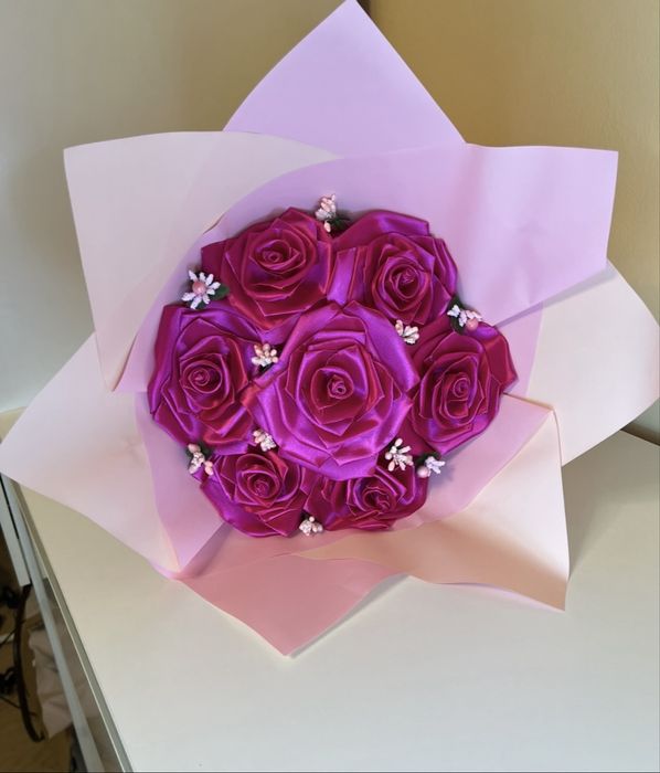 Buchet 7 trandafiri din satin cu stamine