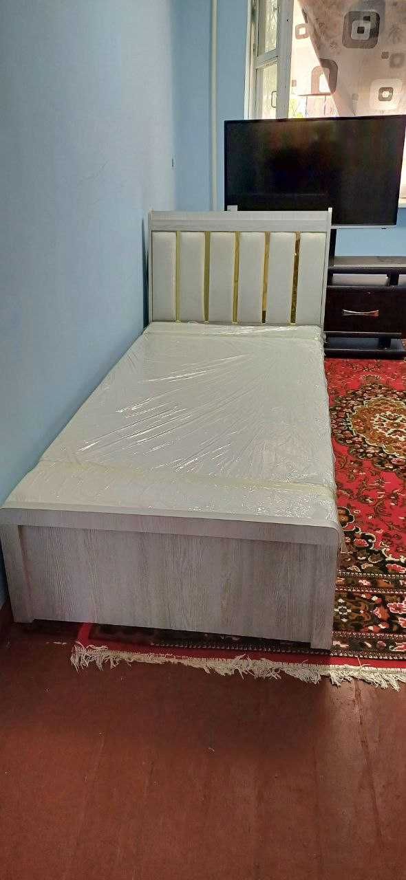 Кровать почти новая мягкая, Шкаф, камод комплект