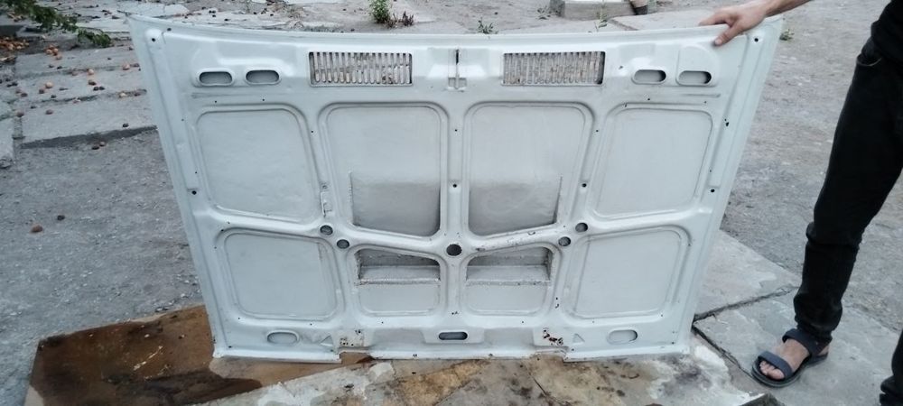 Капот на ВАЗ (жигули)