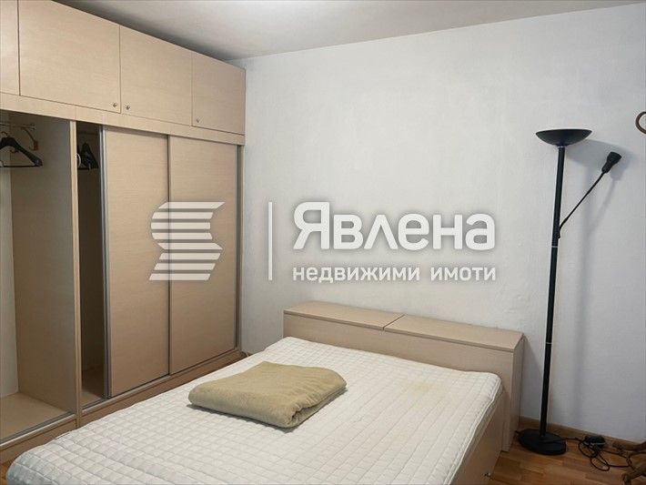 Тристаен до Ботева градинка