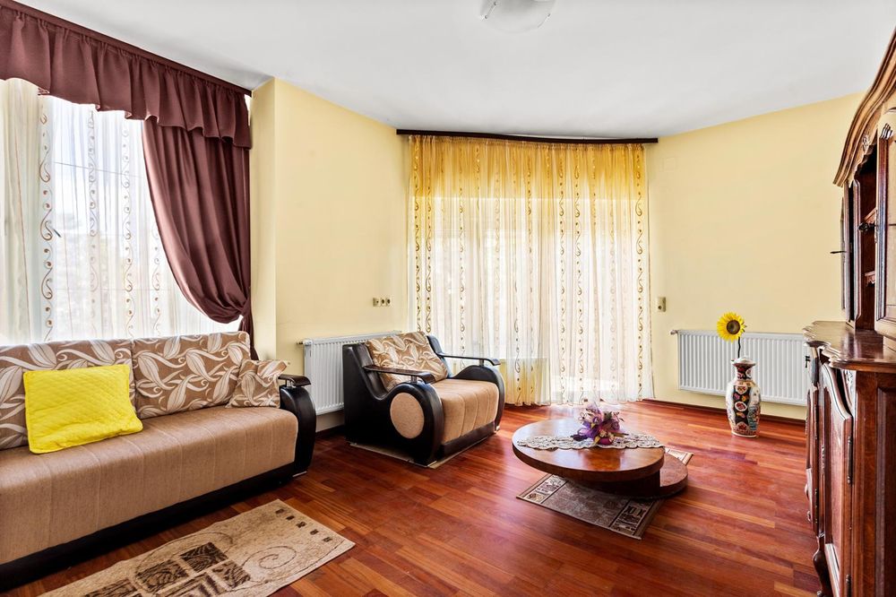 Vilă de vinzare , in Arad , ultracentral , in apropiere de Teatru .