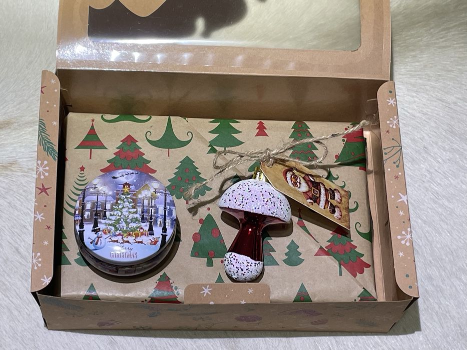 Коледна кутия с книга изненада