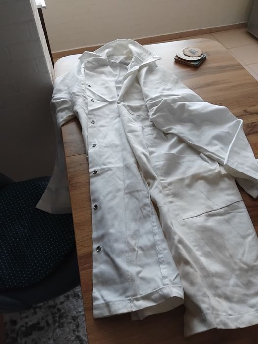 Бели работни дрехи