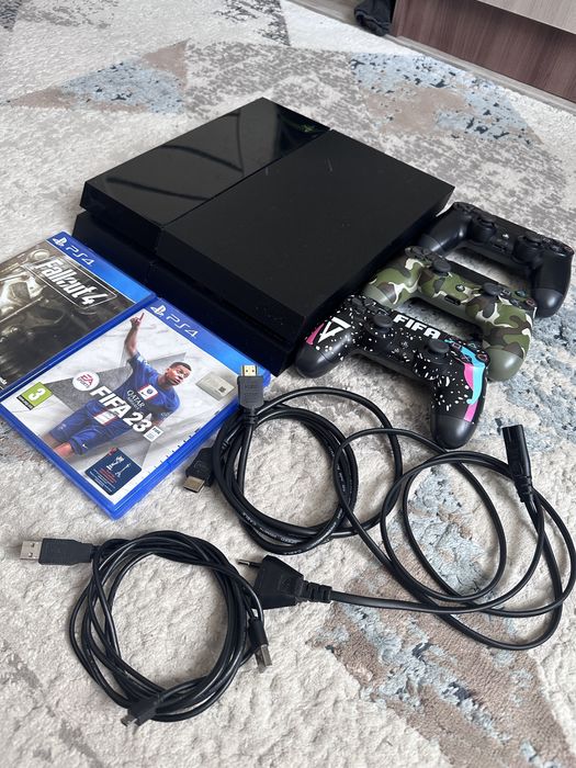 Продам PS 4 в отличном состоянии