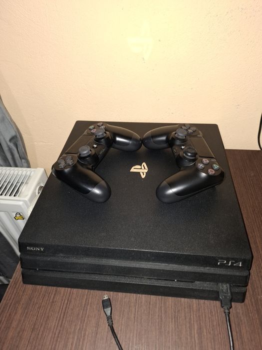 Vand PS 4 PRO stare foarte buna