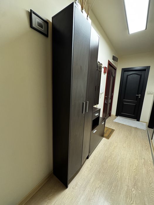 Гардероб и огледало със закачалки за антре