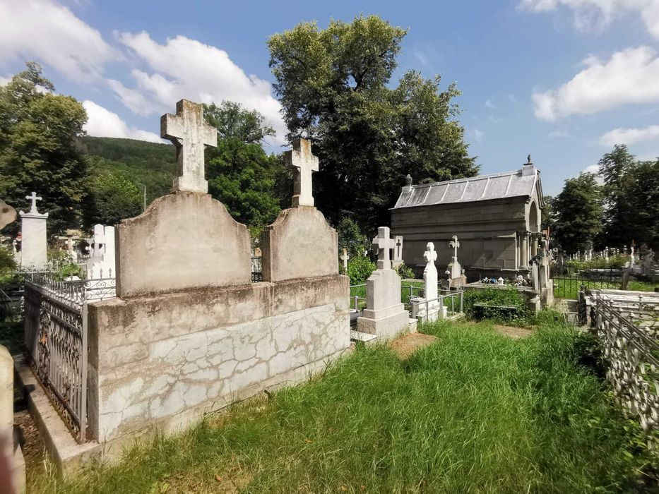 CAVOU cu 2 cripte x 2 Locuri de veci cimitir Eternitatea Piatra Neamt