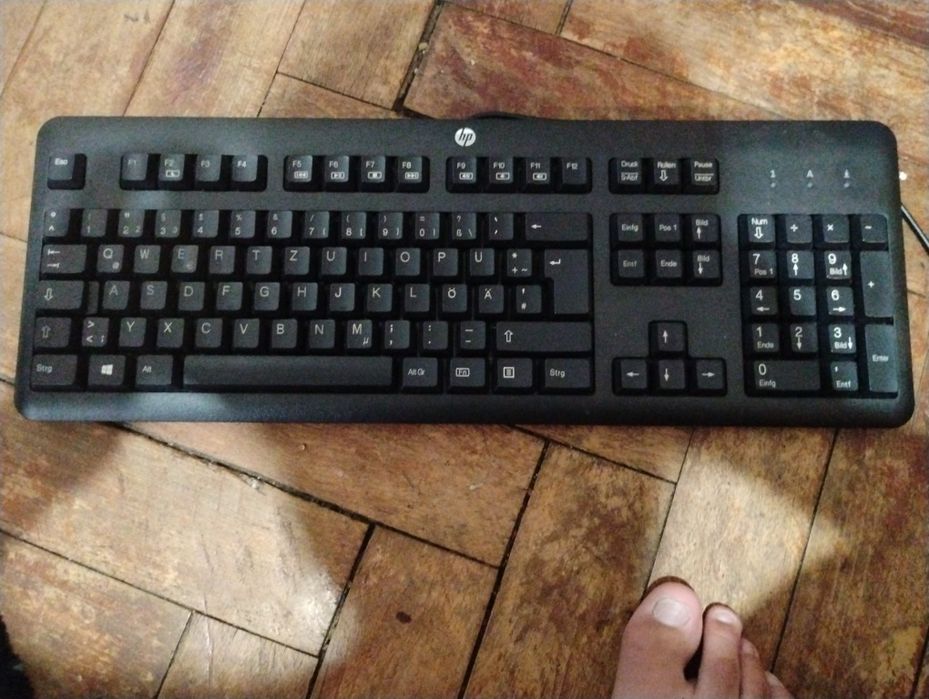 Vând tastatura și maus cu fir HP