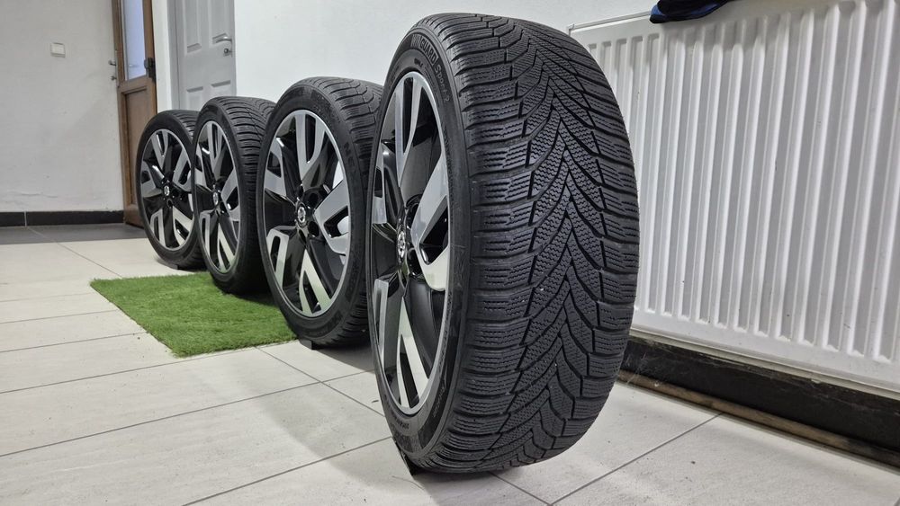 Jante 5×114,3 R18 originale Nissan Qashqai cu anvelope 225/45/18 Iarna