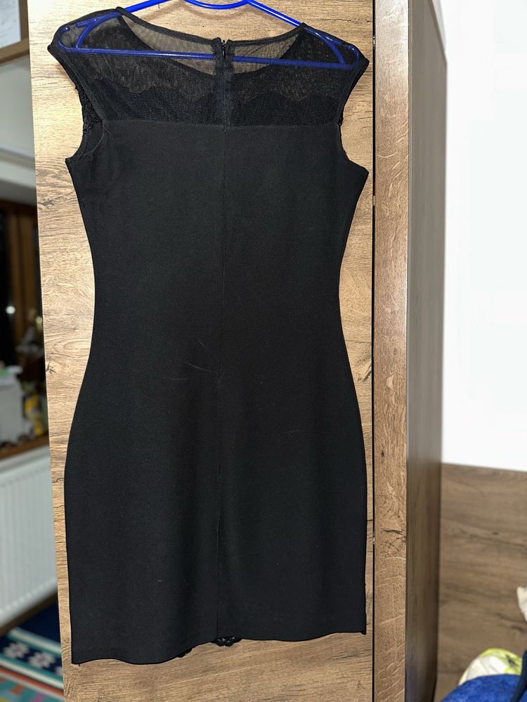 Rochie neagră de ocazie