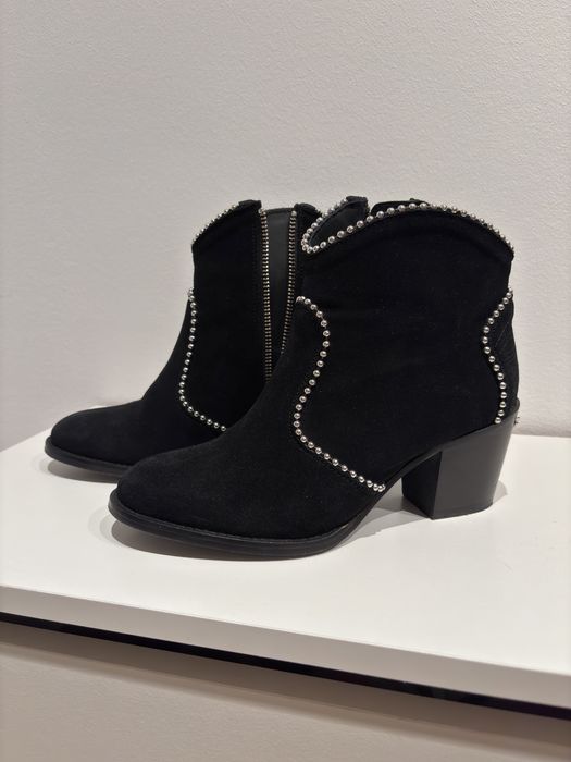 Botine Zadig & Voltaire de piele întoarsă, negre, cu ținte argintii