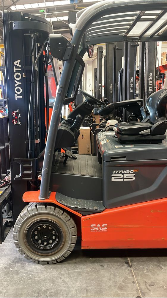 Vand electrostivuitor Toyota 8FBMT25