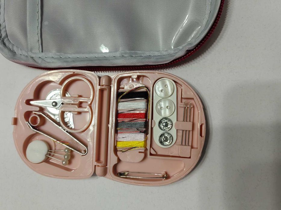 Мини несесер за лекарства и мини комплект за шиене.