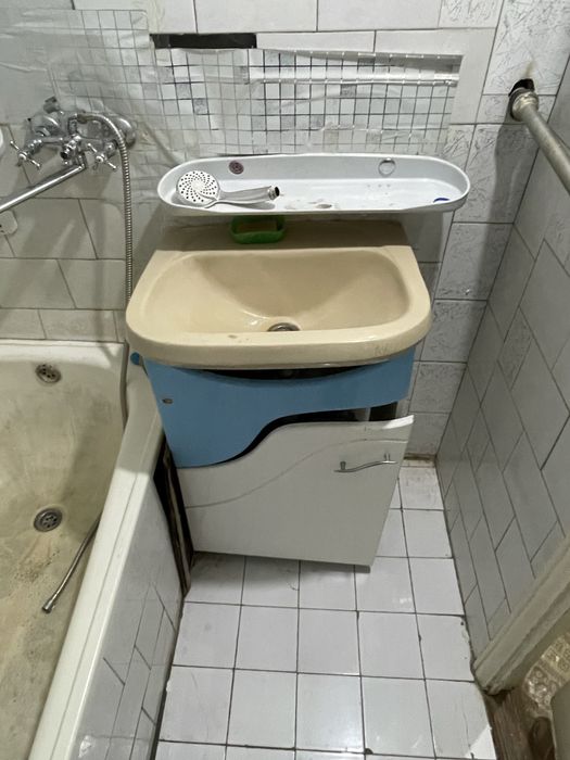 Отдам умывальник с тумбой и ванную