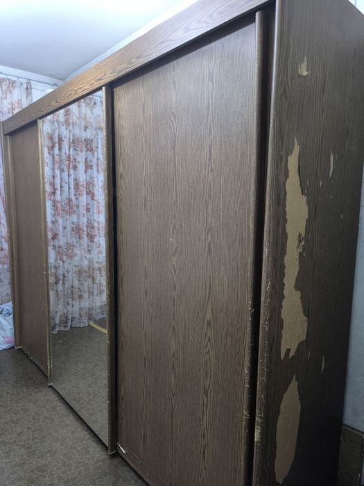 Продается шкаф большой в спальню
