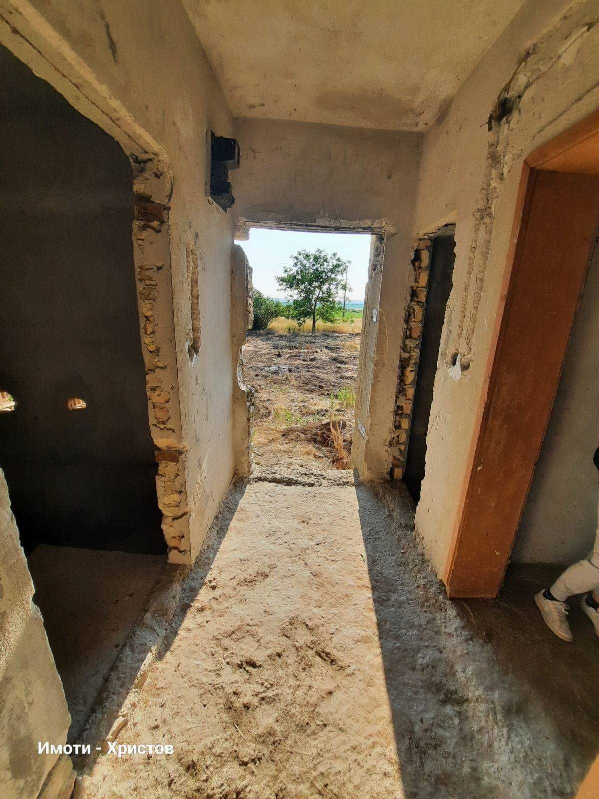 Двуетажна тухлена къща в село Златна нива